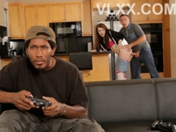 sex mỹ em gái Mãi chơi game, chàng trai bị bạn thân "cắm sừng" ngay tại nhà